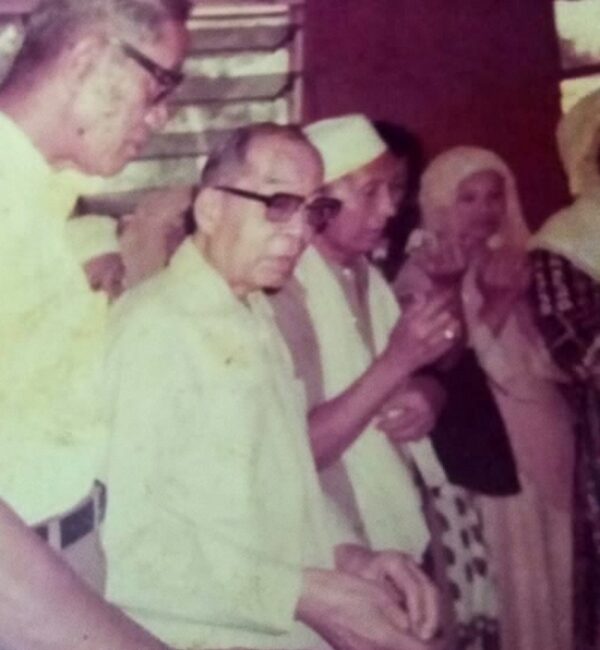 Bapak H DR Muhammad Hatta, Bapak Wangsa(Sekertaris Pak Hatta), Bapak H Dalim dan Ust. Hj Suryani Tohir, saat wafatnya Ust. Hj Zuhriyah Dahlan, 1978