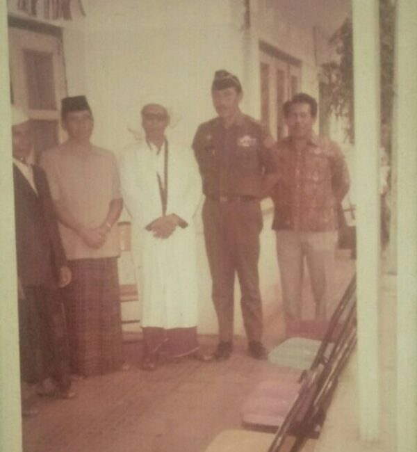 Jend.(Purn)Darman (Bersarung) & Bpk.H.Dalim, dan Kanan Batik adalah R.M. Hendrosoro (Mayor CPM Guntur saat itu) Foto peresmian Masjid 1972.
